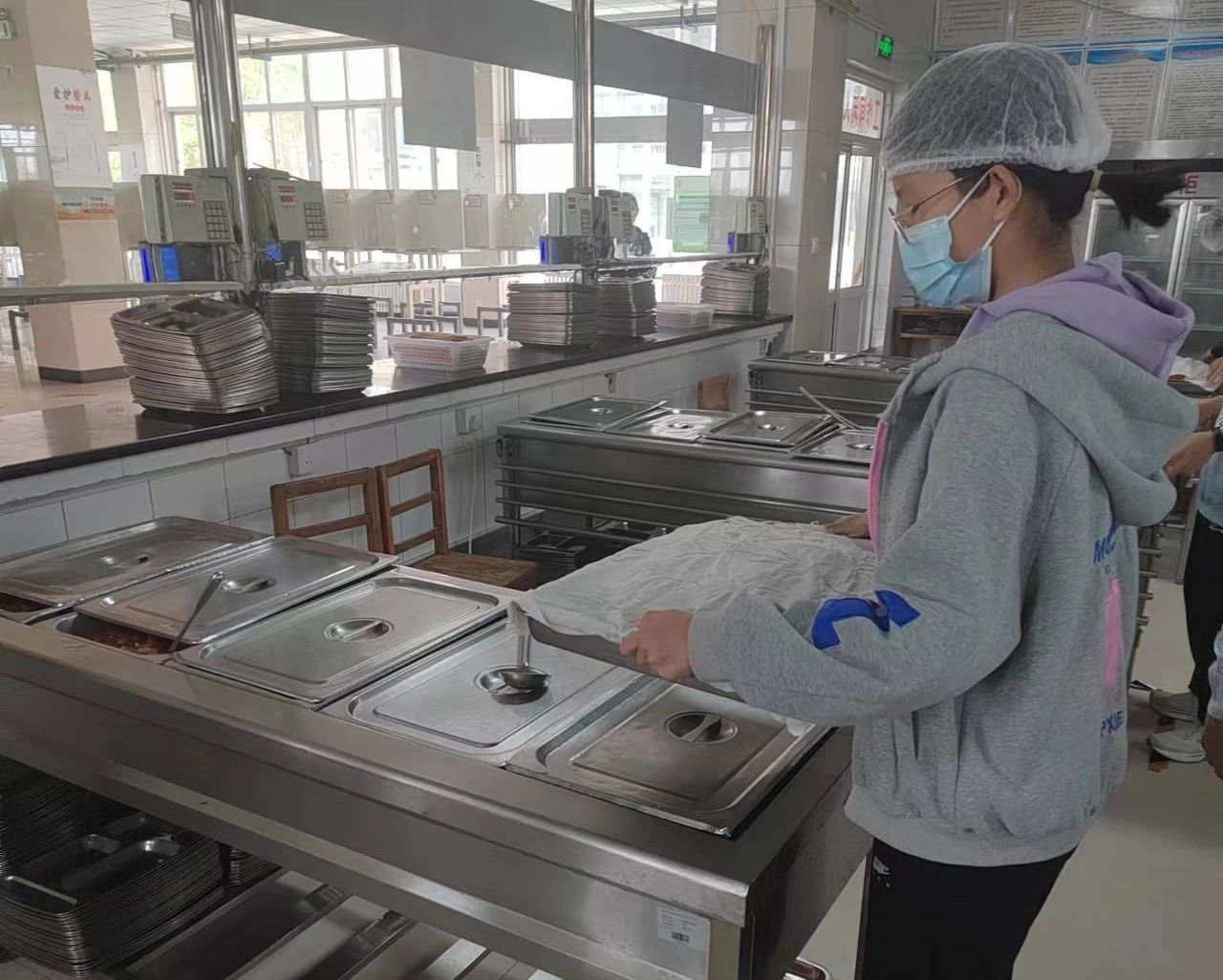 巧手帮厨知辛苦劳动实践携手行鹿泉区实验初级中学学生实践之食堂帮厨