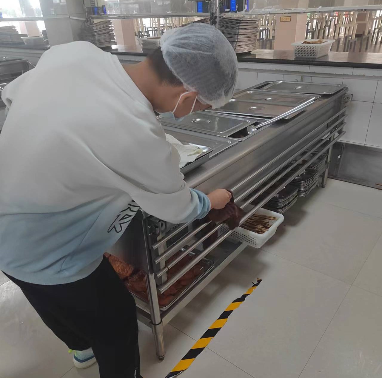 巧手帮厨知辛苦劳动实践携手行鹿泉区实验初级中学学生实践之食堂帮厨